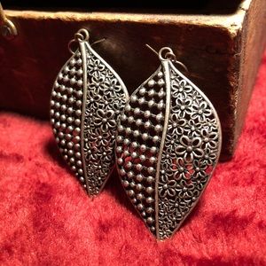 Vintage gold tone leaf 🍃earrings